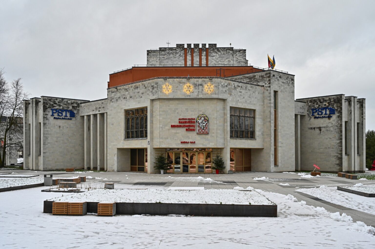 Kadaise be konkurencijos įspūdingiausiame Panevėžio pastate, bet per kelis dešimtmečius morališkai pasenusiame Kultūros centre, buvusiuose Bendruomenių rūmuose, jau ateinančią vasarą turėtų užvirti statybos darbai.