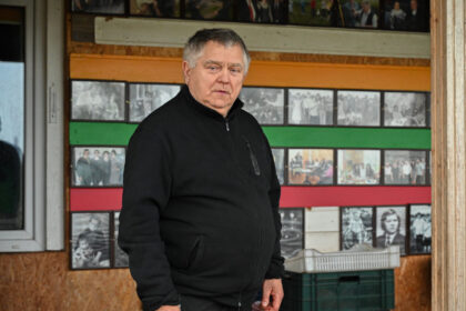 Tremtyje gimęs Juozas Klioris ten praleido dvejus metus ir tolimojo Sibiro nepamena. Tačiau sugriautas šeimos gyvenimas, skaudūs artimųjų patyrimai, pasakojimai apie neteisybę, alinantį darbą, o sykiu – ir nepaprastą ištvermę – sugulė jo knygon apie tremtį.