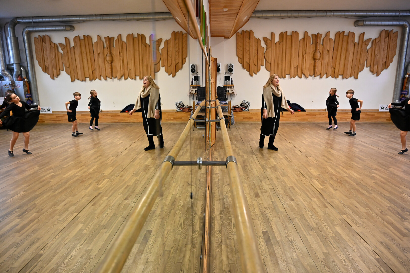 Su vaikais ir jaunimu net dviejose miesto gimnazijose dirbanti šokio pedagogė pasakoja, kad net tėvai ar seneliai, matydami tautiniu kostiumu pasipuošusias ir šokančias atžalas, nubraukia ašarą. P. Židonio nuotr.