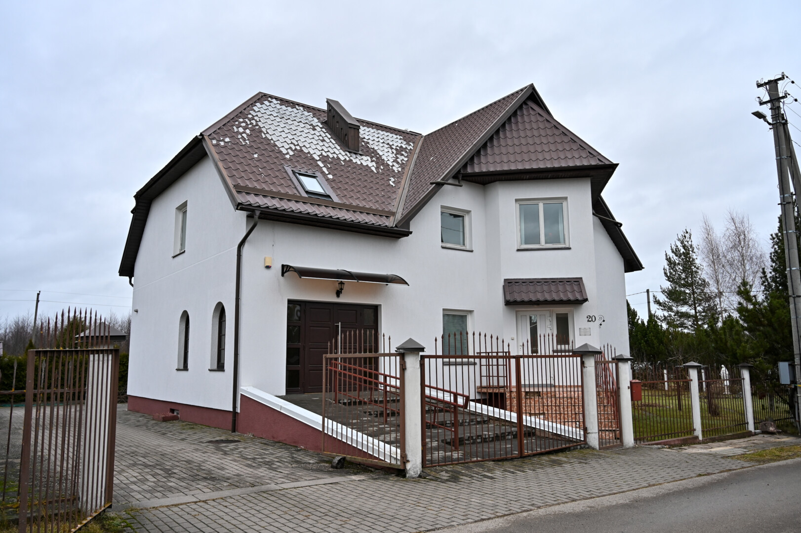 Panevėžiui priklausančiuose Molainiuose, Medžiotojų gatvės pabaigoje, stovi nedaug kam žinomas, netgi sunkokai atrandamas Mataros Viešpaties ir Mergelės Marijos tarnaičių kongregacijos vienuolynas. P. ŽIDONIO nuotr.