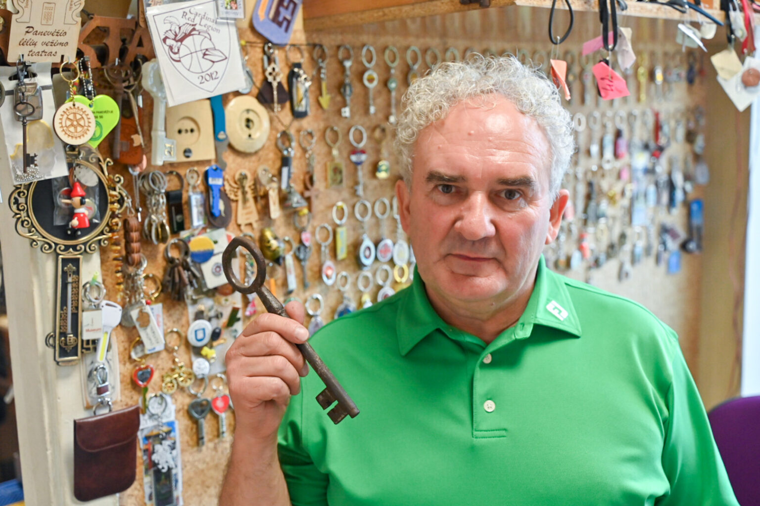 Panevėžyje garsaus raktininko Alvydo Širkos verslą ir ilgai kauptas kolekcijas prieš beveik dvi savaites sunaikinus liepsnoms, pildosi kalėdinis stebuklas.