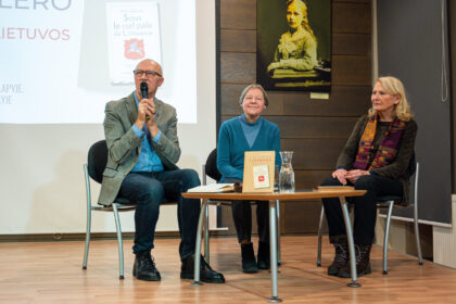 Panevėžio apskrities Gabrielės Petkevičaitės-Bitės bibliotekoje pristatyta prancūzų žurnalisto, rašytojo, keliautojo Žano Moklero knyga „Po blyškiu Lietuvos dangumi“. Apie jos kontekstą, reikšmę, žinutes, atsiradimo aplinkybes pasakojo vertėja prof. Genovaitė Dručkutė ir visuomenininkė Karolina Masiulytė-Paliulienė.