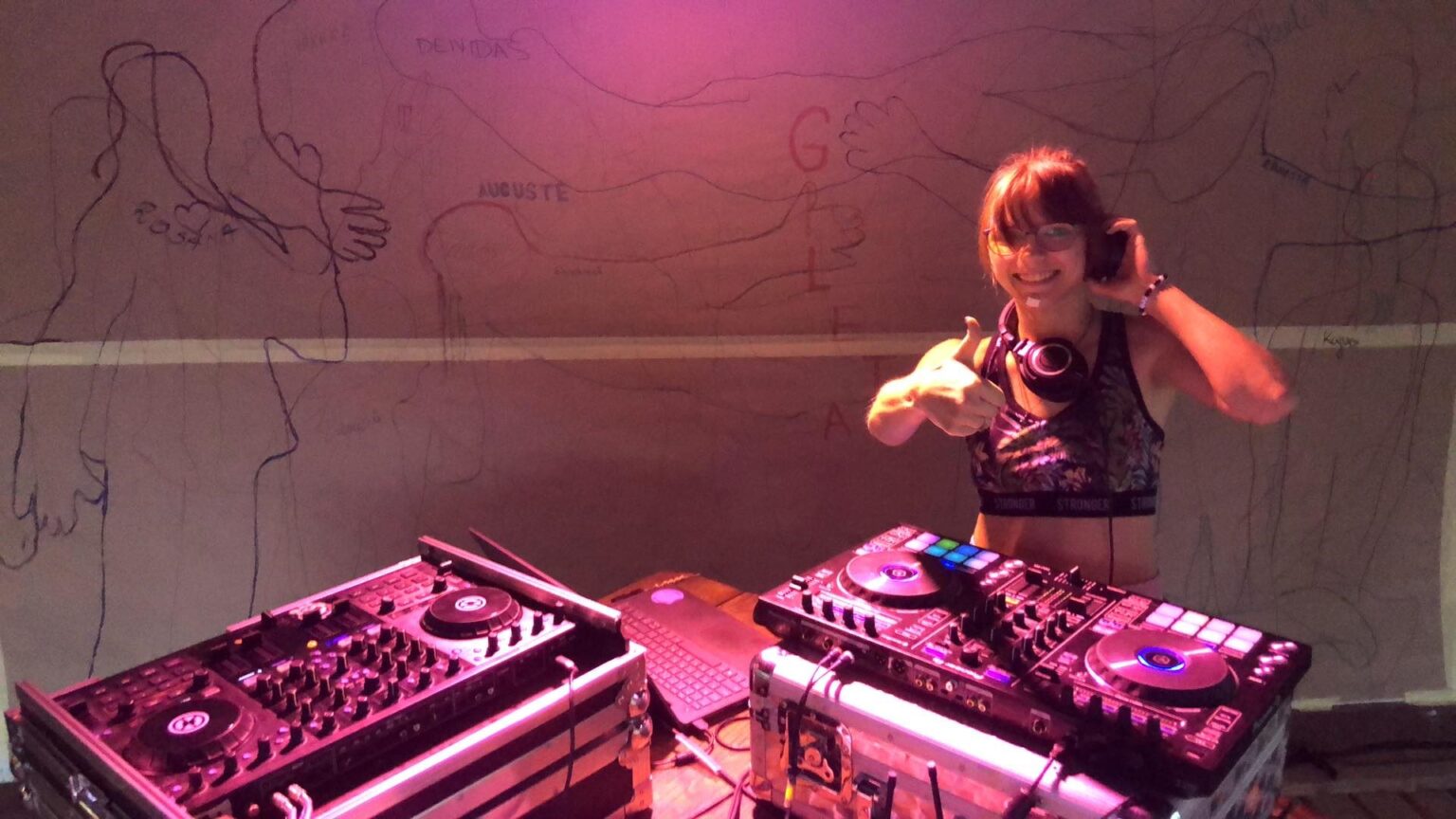 Smulkutės, stilingais akinukais nosį padabinusios septyniolikmetės panevėžietės Norgailės Janikūnaitės, pasivadinusios DJ Norgos slapyvardžiu, neįmanoma nepastebėti.