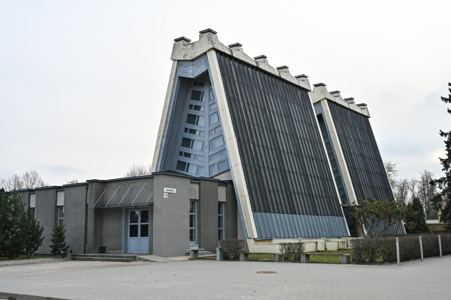 Papildo miesto biudžetą Panevėžys viliojamas praturtėti pardavęs „Grauduvos“ laidojimo namus.