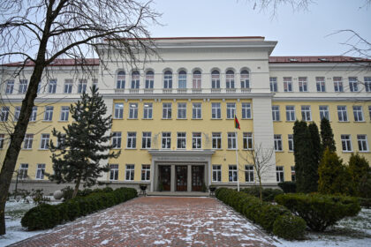 Ar kitaip atrodytų šiuolaikinis Panevėžys, jei karas ir sovietų okupacija nebūtų sutrukdę vyskupo Kazimiero Paltaroko pradėtos kunigų seminarijos statybos? Ar dabar Aukštaitijos sostinė rikiuotųsi tarp tokias seminarijas turinčio Vilniaus, Kauno ir Telšių?