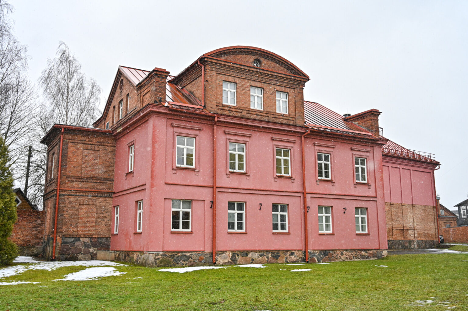 Ne vieną dešimtmetį kone didžiausia šalyje egzotiškų drugelių ir vabzdžių kolekcija garsėjęs Panevėžio kraštotyros muziejus dabar tuos eksponatus sandėliuoja saugyklose, mat prakiuręs stogas kėsinasi suniokoti šį pasididžiavimą.