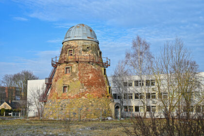 Pusantro šimto metų turtingą istoriją menantis vienas vos iš dviejų Panevėžyje išlikusių vėjo malūnų Ramygalos gatvėje grimzta praeitin nykiai irdamas.