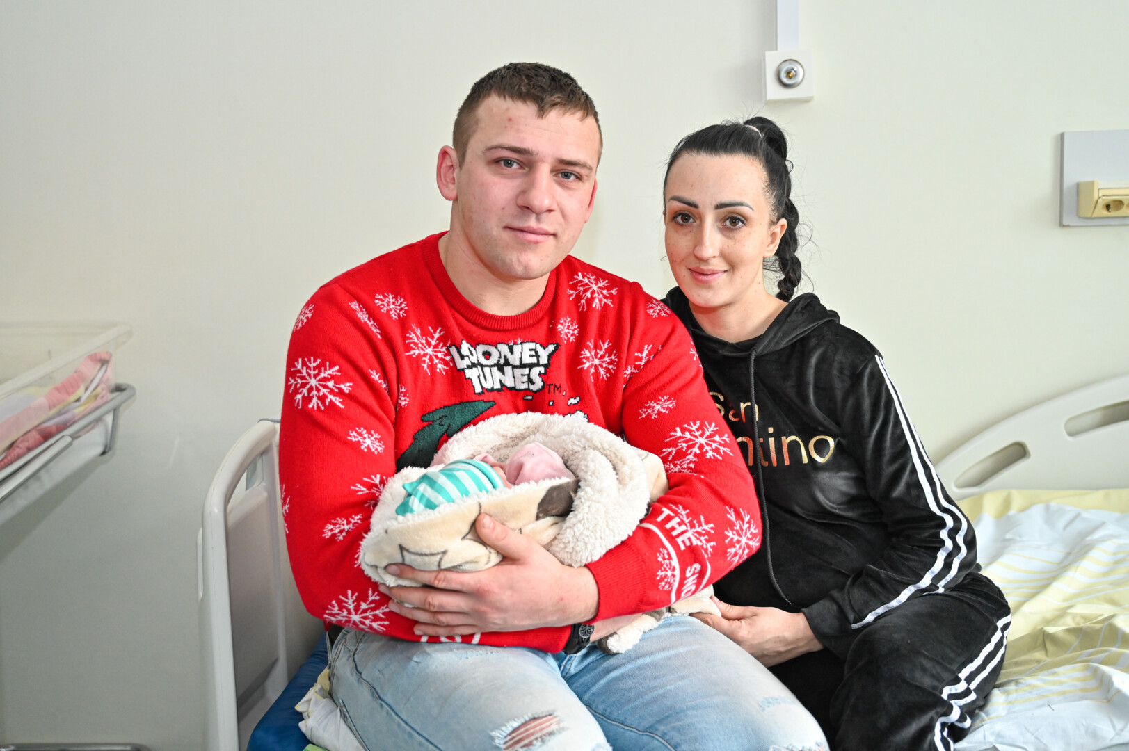 Saugiame tėčio glėbyje mieganti Abigailė turėjo gimti sausio 6-ąją, per Tris karalius, tačiau abiejų tėvelių – Dovilės ir Modesto Paškevičių nuojauta kuždėjo, kad gali įvykti ir naujametinis stebuklas. P. ŽIDONIO nuotr.