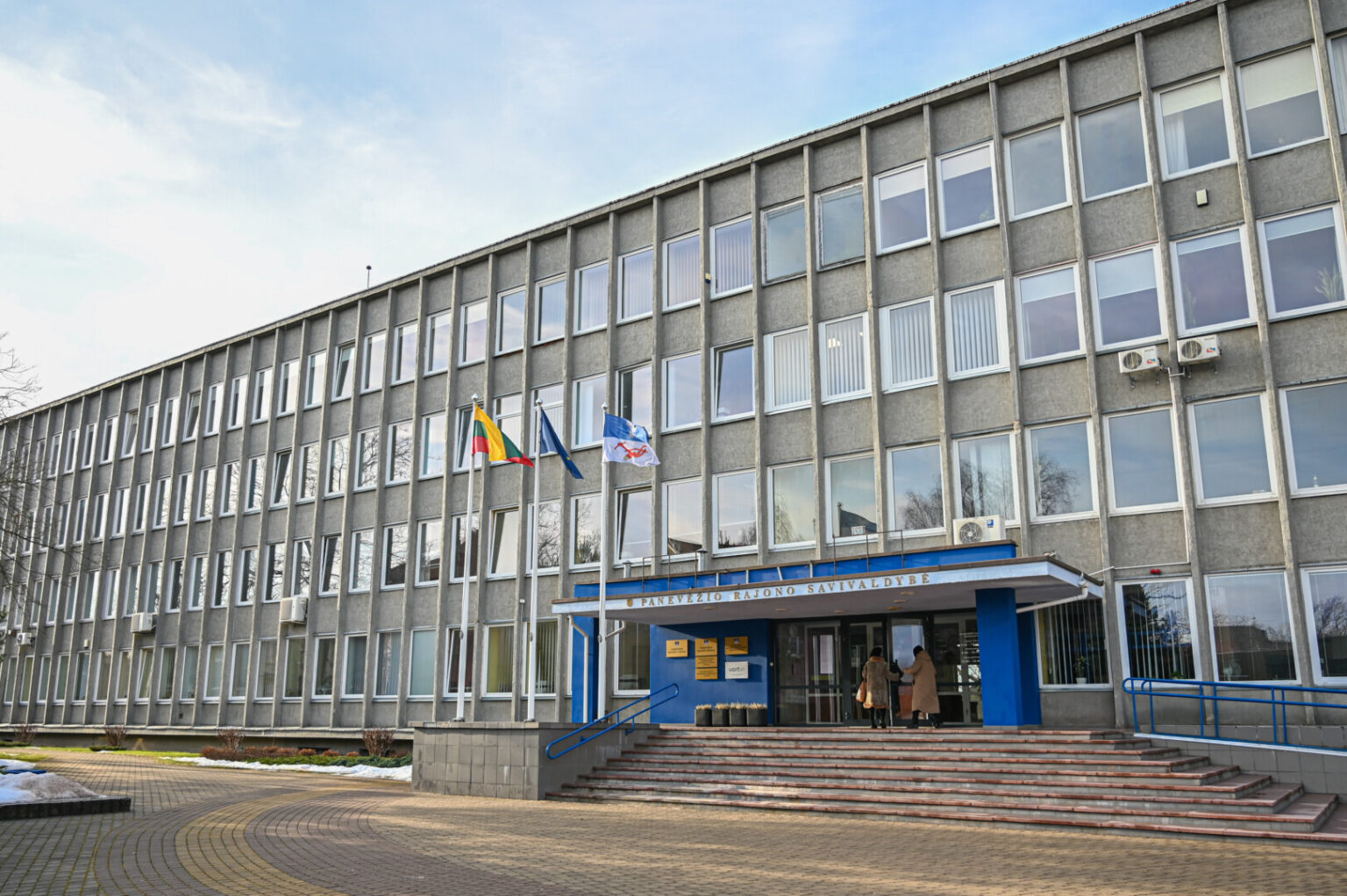 Panevėžio rajono administracijos direktoriaus Eugenijaus Lunskio virtuoziškas spyris pavaldiniui Tarybos opozicijos atstovo akivaizdoje iš posto išvertė patį tokio netikėto pasirodymo autorių.