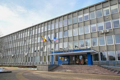 Panevėžio rajono administracijos direktoriaus Eugenijaus Lunskio virtuoziškas spyris pavaldiniui Tarybos opozicijos atstovo akivaizdoje iš posto išvertė patį tokio netikėto pasirodymo autorių.