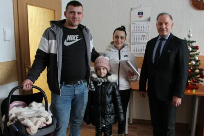 Panevėžio rajono savivaldybės administracijoje sausio 5-ąją apsilankė ypatingi svečiai – rajono gyventojų šeima, susilaukusi kūdikio pirmąją 2024 metų dieną.