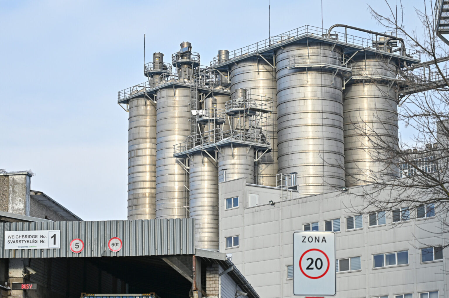 Po panevėžiečių nuolatinių skundų dėl iš bendrovės „Roquette Amilina“ kaminų besiveržiančių teršalų, padengiančių namus, automobilius ir daržus gličia mase, aplinkosaugininkai praėjusių metų pabaigoje pradėjo neplaninį tris mėnesius trukusį bendrovės patikrinimą.