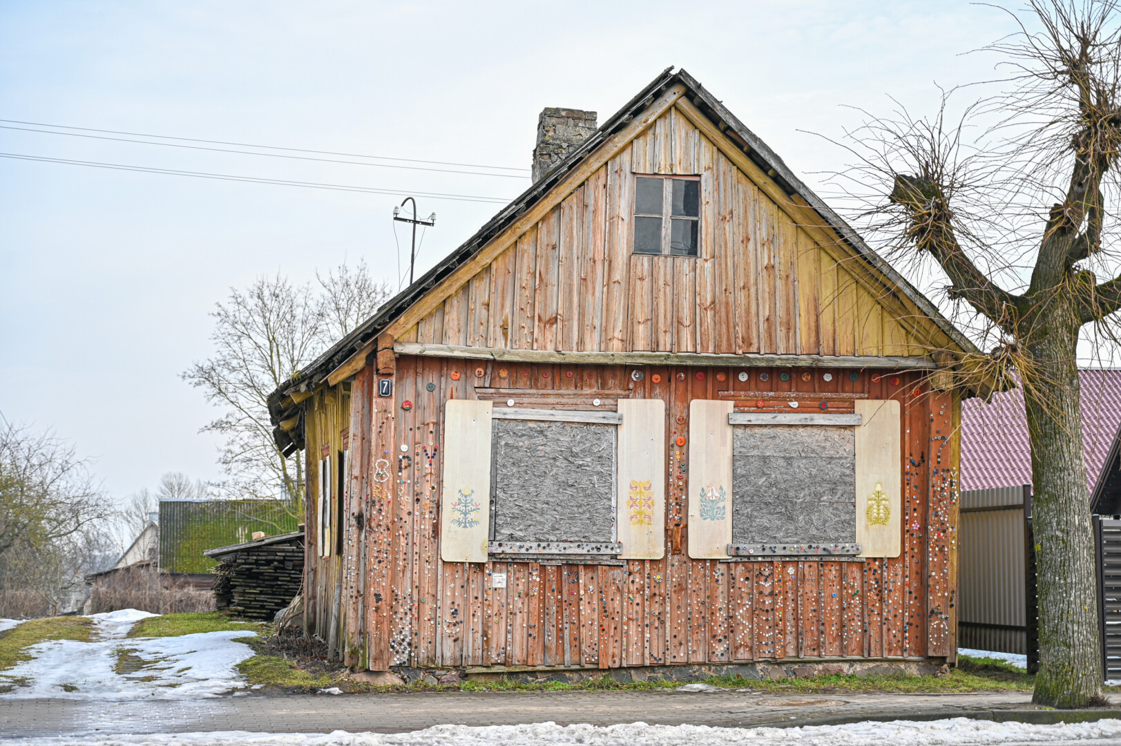 Tradicija Ramygaloje prie medinio namelio centrinėje aikštėje prikalti laimę nešančią sagą gyvuoja jau daugiau nei dešimtmetį. P. ŽIDONIO nuotr.