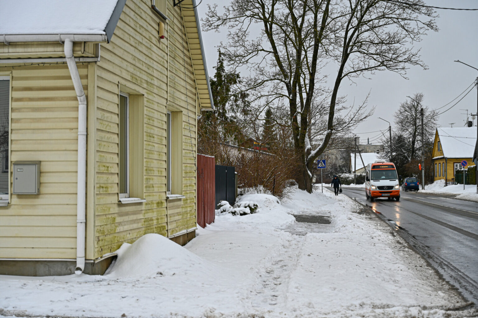 Panevėžio senamiesčio gyventoja Julija K. žiemą vengia atidaryti langą į gatvę. Jos ir kitų Senamiesčio gatvės gyventojų namų sienos nuolat apdrėbtos purvu.