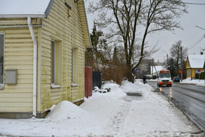 Panevėžio senamiesčio gyventoja Julija K. žiemą vengia atidaryti langą į gatvę. Jos ir kitų Senamiesčio gatvės gyventojų namų sienos nuolat apdrėbtos purvu.