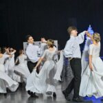 Užburiantys šokių ritmai, gyva muzika, grakščios poros ir jaunatviškas siautulys – J. Balčikonio gimnazijos bendruomenė sukvietė į tradicinį, jubiliejinį 20-ąjį renginį „Sidabrinė naktis“.