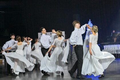 Užburiantys šokių ritmai, gyva muzika, grakščios poros ir jaunatviškas siautulys – J. Balčikonio gimnazijos bendruomenė sukvietė į tradicinį, jubiliejinį 20-ąjį renginį „Sidabrinė naktis“.