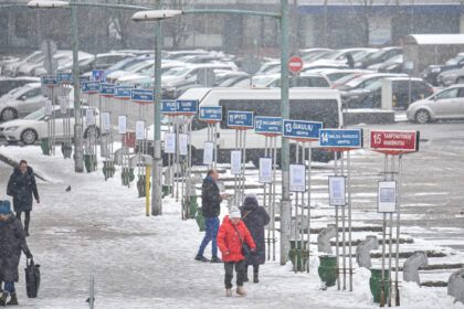 Automobilių taršos mokesčiai, augantys degalų akcizai ar miesto centrų uždarymas transporto priemonėms turėtų paskatinti visuomenę rinktis keliones autobusais, tačiau ir jų sparčiai mažėja.