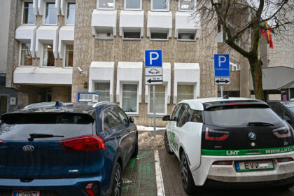 Besikeičiantys skaičiai degalinių švieslentėse elektromobilių vairuotojų negąsdindavo, tačiau, regis, nemokamos elektros era baigiasi.