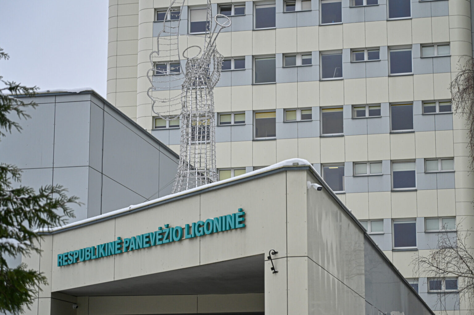 Gydymo įstaigoms į regionus sunkiai prisišaukiant medikų, laisvas darbo vietas užima kalbos pramokę ir licencijas gavę ukrainiečiai.