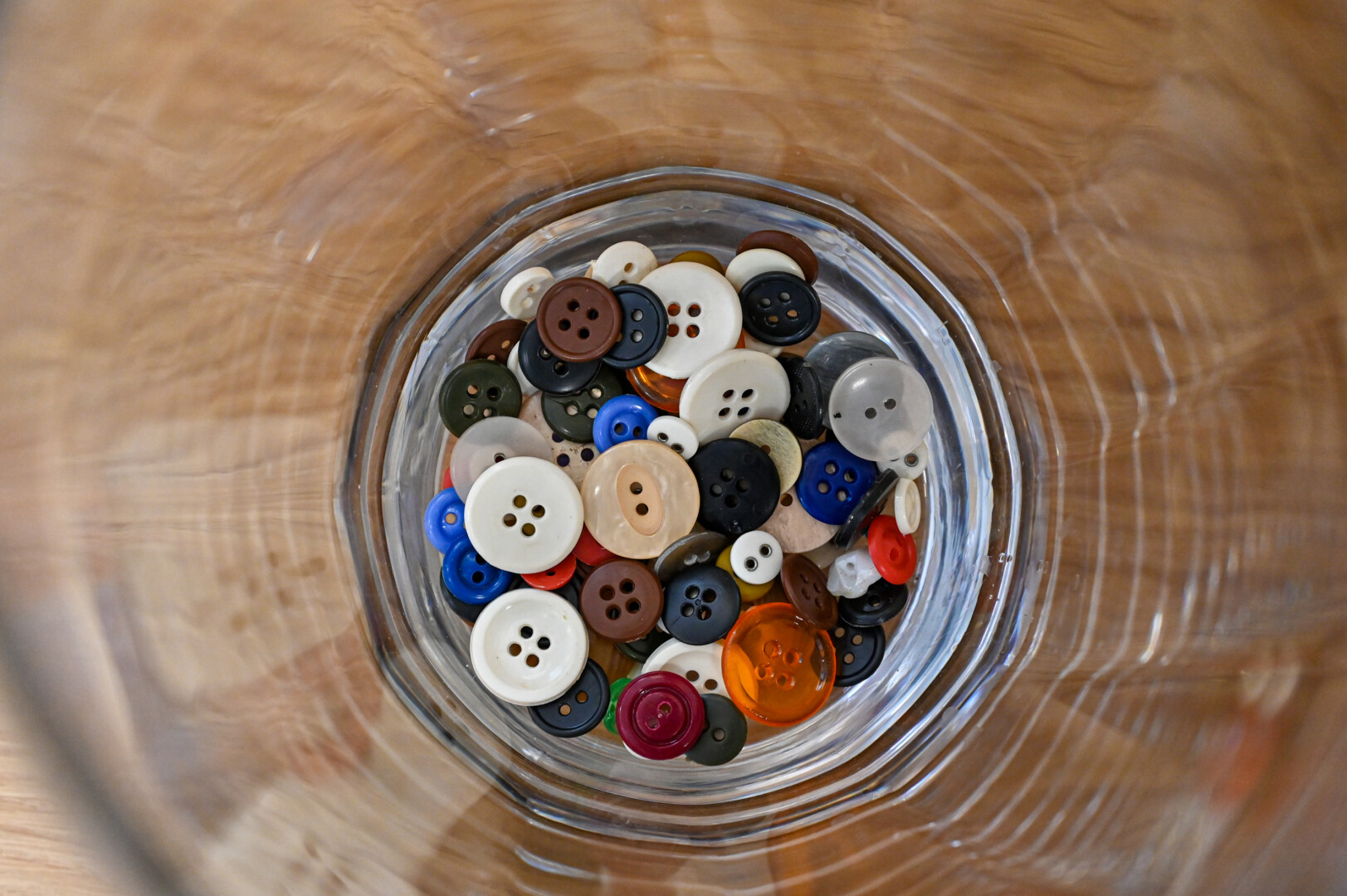 Indėliai sagomis kaupiami permatomoje vazoje – kaip įrodymas, kad „bankas dirba skaidriai“. P. ŽIDONIO nuotr.