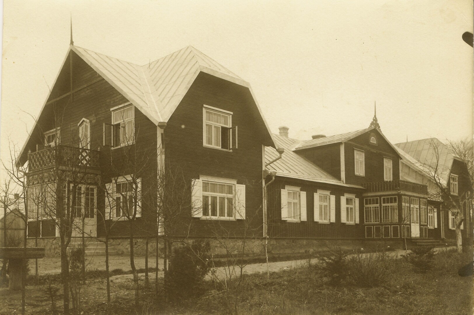 Iki vyskupijos įkūrimo toje vietoje, kur dabar matome žalią namą, plytėjo didžiulis sodas, o jame – nenaujas medinis penkių kambarių stačiatikių šventiko Šoreco namas. Iš šio šventiko vyskupija namą ir nusipirko. PANEVĖŽIO KRAŠTOTYROS MUZIEJAUS fondų nuotr. 