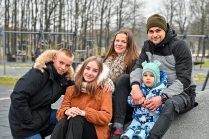 Krekenavos seniūnijoje, vienkiemyje, įsikūrę 26-erių Arūnė ir metais vyresnis Valdas Dainiai nuo paauglystės svajojo apie gausią ir darnią šeimą, bet nesitikėjo, kad jų svajonėms bus lemta taip greitai išsipildyti.