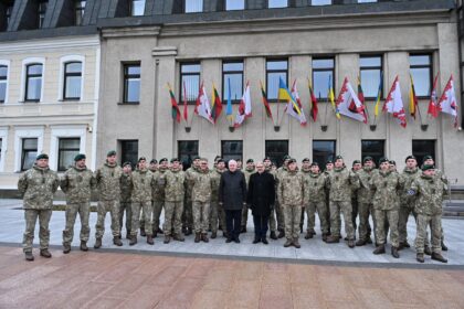Šiandien vidurdienį prie Panevėžio miesto savivaldybės vyko iškilminga pėstininkų brigados „Geležinis vilkas“ Karaliaus Mindaugo husarų bataliono būrio sutiktuvių iš tarptautinės operacijos „NATO misija Irake" ceremonija.