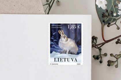 Lietuvos paštas išleidžia Baltajam kiškiui skirtą grafikos dizainerės Giedrės Gabnienės sukurtą pašto ženklą „Lietuvos raudonoji knyga“.