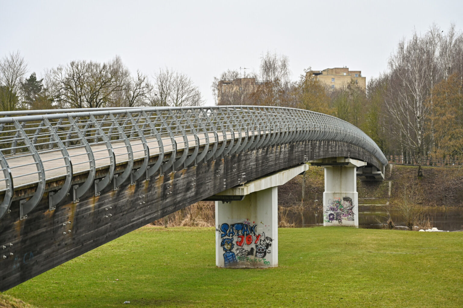Tamsiuoju paros metu iš tolo šviesdavęs vienas gražiausių Panevėžio tiltų, jungiantis Kultūros ir poilsio parką su pramonine miesto dalimi, aptemo.
