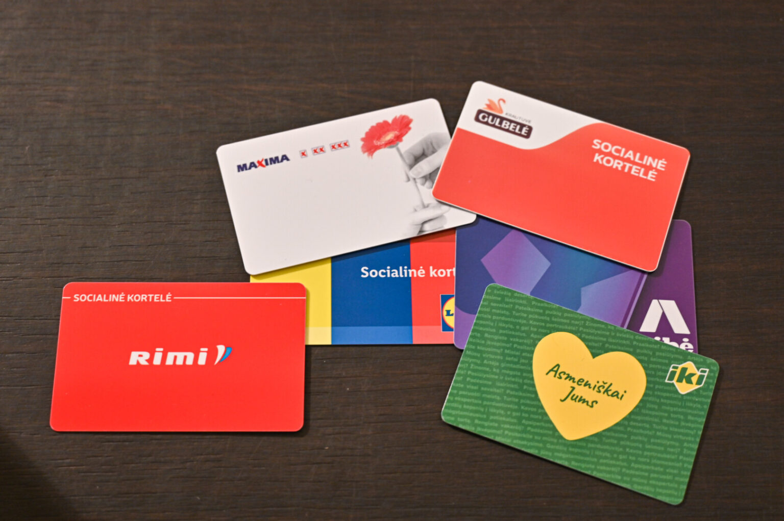 Maisto paketus gaudavusiems panevėžiečiams jau dalijamos socialinės kortelės, su kuriomis parduotuvėje galės įsigyti to, ko jiems iš tikrųjų reikia.