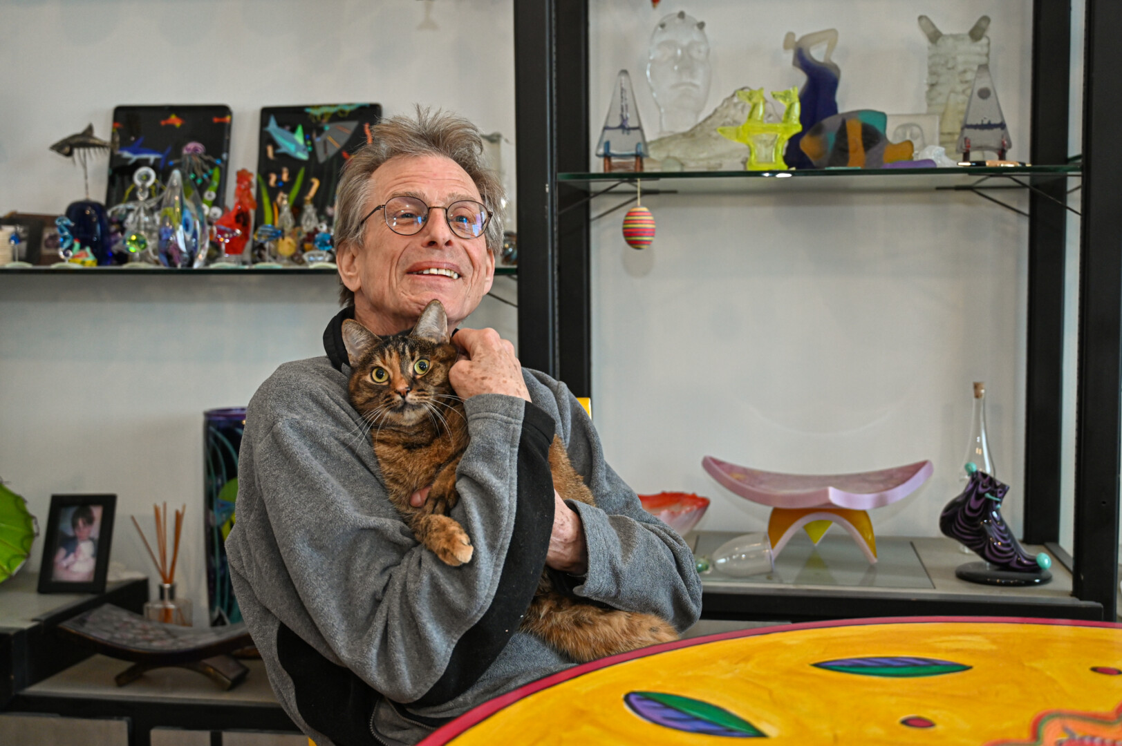 Savo stiklo karalystėje Markas kartu su kate Mise praleidžia didžiąją dienos dalį. P. ŽIDONIO nuotr.