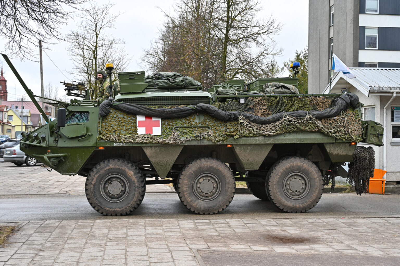 Šalia Respublikinės Panevėžio ligoninės ketvirtadienį akis traukė gąsdinantys vaizdai. Viena paskui kitą karo medikų mašinos, lydimos šarvuočio, į ligoninę gabeno sužalotus karius.