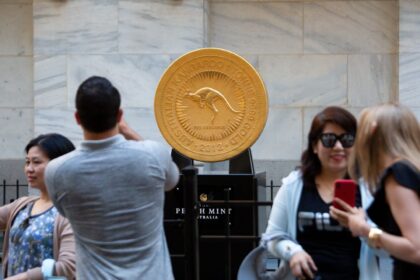 Pirmosios auksinės monetos pasaulyje atsirado VI a. pr. Kr. Senovės Graikijoje, Anatolijoje.