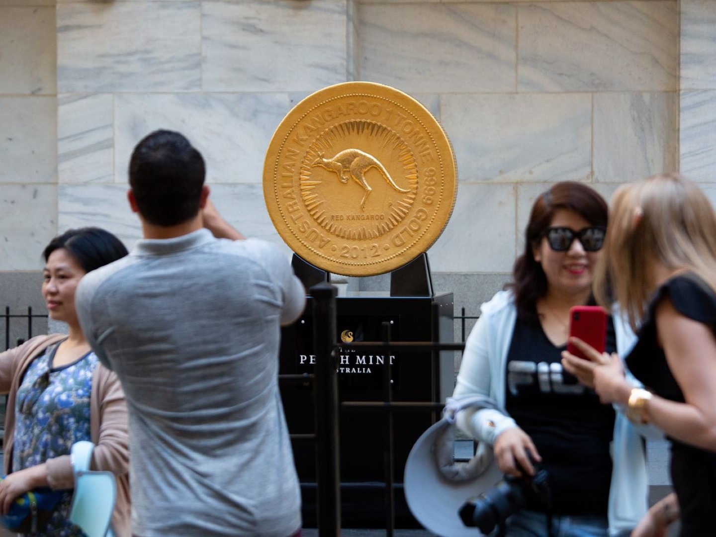 Pirmosios auksinės monetos pasaulyje atsirado VI a. pr. Kr. Senovės Graikijoje, Anatolijoje.