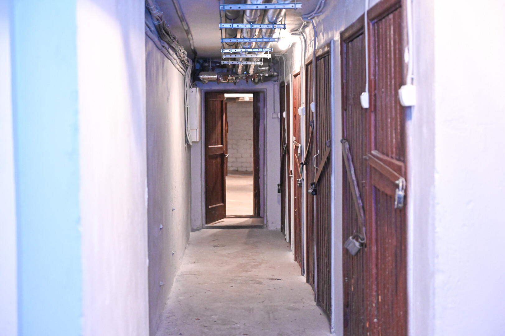 Nepriklausomybės aikštės daugiabučio gyventojai už kaupiamąsias lėšas namo rūsyje įrengė slėptuvę, tinkamą ir renginiams. P. ŽIDONIO nuotr.