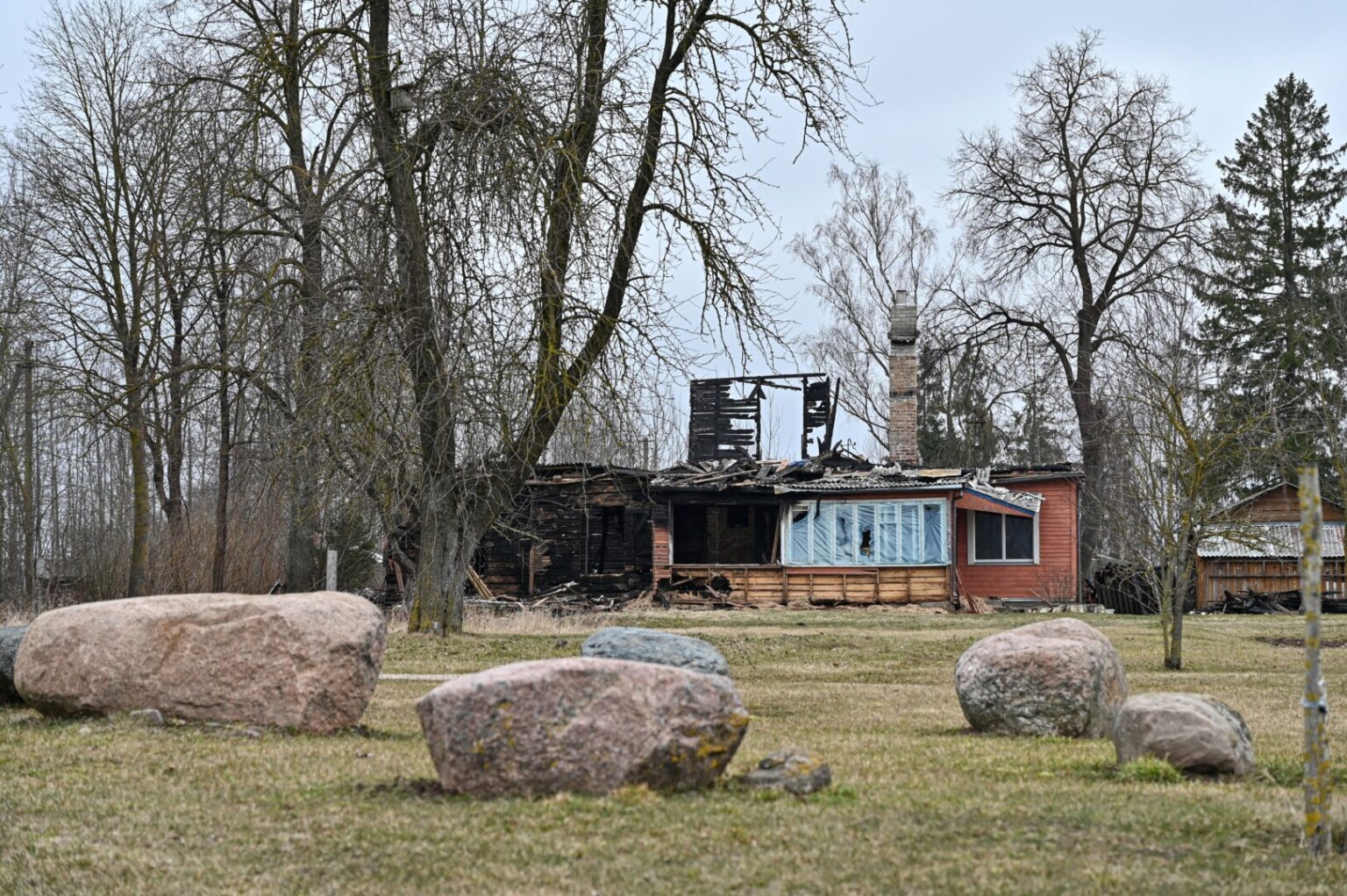Į lankomiausią Panevėžio rajono vietą – Tarnagalos piliakalnį, visiems geriau žinomą kaip Čičinsko kalnas, atvykstančiuosius pasitinka jo papėdėje sudegusio namo liekanos.