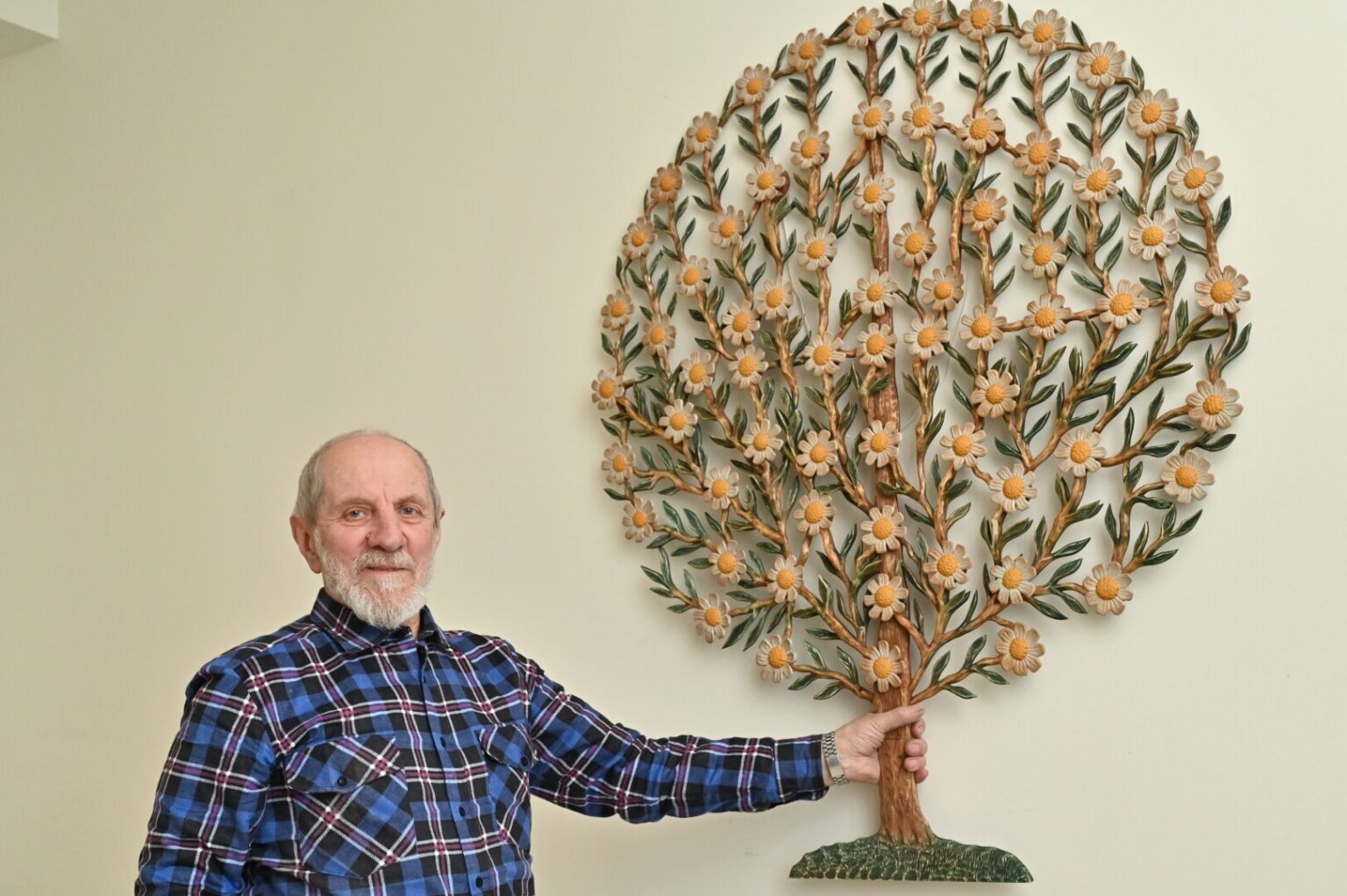 Tris ilgus, šaltus ir išskirtinai niūrius žiemos mėnesius panevėžietis Julius Kuodis drožė pilną žiedų „Gyvybės medį“.