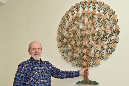 Tris ilgus, šaltus ir išskirtinai niūrius žiemos mėnesius panevėžietis Julius Kuodis drožė pilną žiedų „Gyvybės medį“.