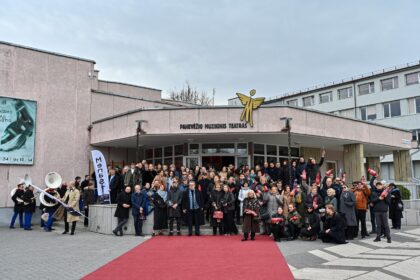 Tarptautinę teatro dieną susivienijusios visos keturios Aukštaitijos sostinės kultūros mekos – Juozo Miltinio dramos teatras, Panevėžio muzikinis teatras, teatras „Menas“ ir Lėlių vežimo teatras – sukūrė šventę ir sau, ir panevėžiečiams.