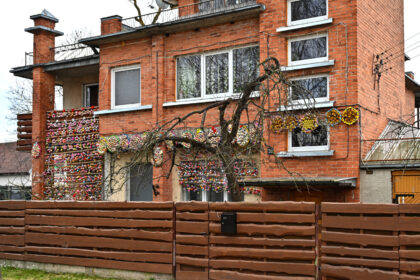 Panevėžietės Aldonos Ladavičienės namą Vydūno gatvėje jau beveik savaitę puošia tūkstančiai įvairiaspalvių margučių.