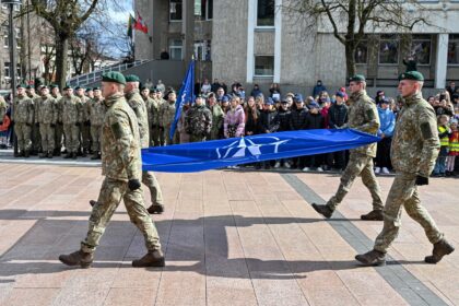 Drauge su visa šalimi panevėžiečiai mini Lietuvos narystės NATO dvidešimtmetį.