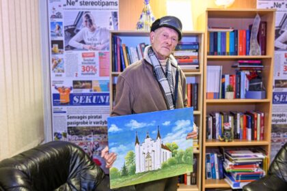 Kadaise sovietų kareivių sugriauta Pajuosčio dvaro koplyčia nenuėjo į užmarštį. Panevėžietis Antanas Šukys tebesaugo dar 1961-aisiais paties tapytą jos paveikslą.