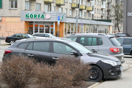 Aiškindamiesi, kam priklauso gatvėse trūnijantys automobiliai, Panevėžio savivaldybės darbuotojai kartais tampa detektyvais – sužino jų savininkus visais įmanomais būdais.