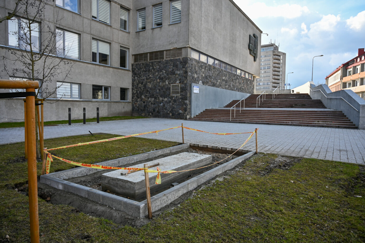 Juozo Miltinio dramos teatro pašonėje, netoli laiptų, vedančių į šią meno šventovę, paskutinę balandžio dieną planuojama atidengti paminklą garsiam teatro ir kino aktoriui Donatui Banioniui.