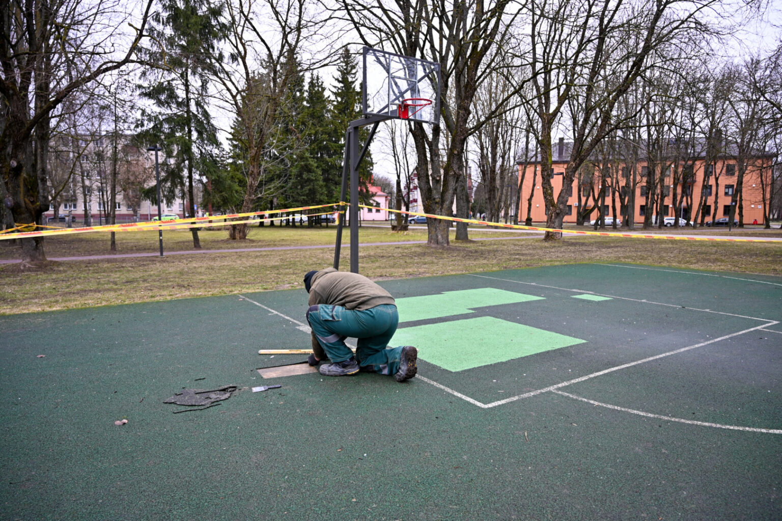 Nors Marijonų sodo rekonstrukcija baigta vos daugiau nei prieš trejus metus, jame ir vėl pluša statybininkai – tvarkoma krepšinio aikštelės danga.