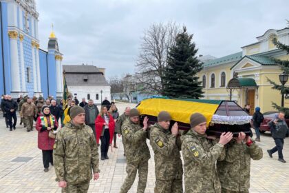 Už Ukrainą kariavęs ir netoli Bachmuto žuvęs 42-ejų Tadas Tumas, šaukiniu Milžinas, tapo pirmuoju lietuviu kariu, padėjusiu galvą už ukrainiečių laisvę.