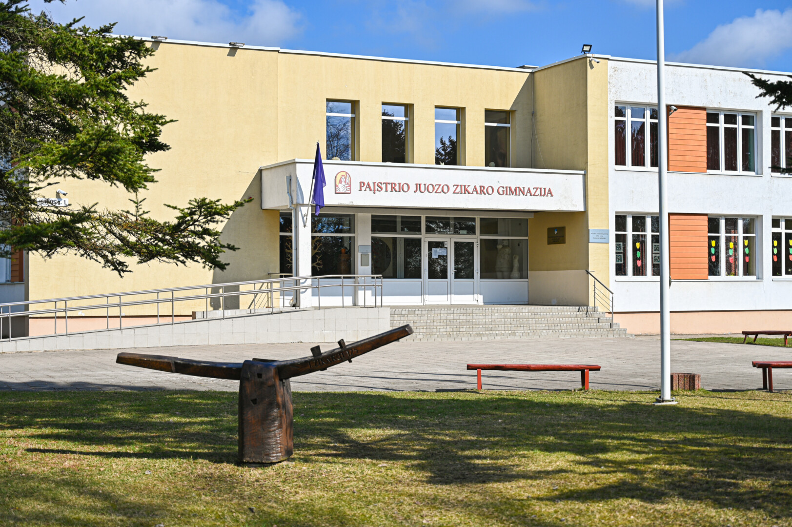 Paįstrio J. Zikaro gimnazija. P. Židonio nuotr.