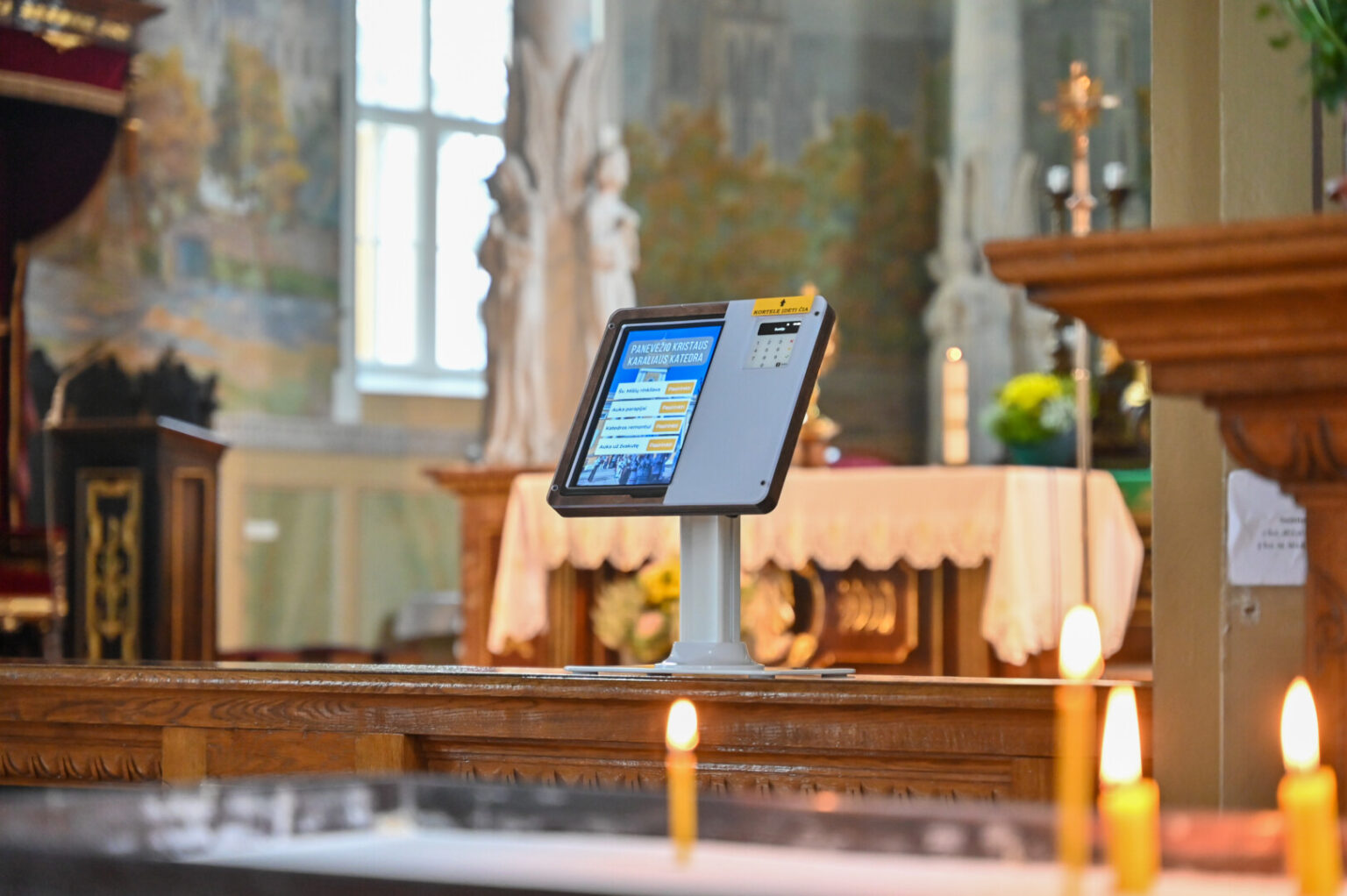 Naujovė Kristaus Karaliaus katedroje – prieš ketvertą mėnesių įrengtas bankomatas, kuriame galima aukoti banko kortele, kelią skinasi sunkokai.