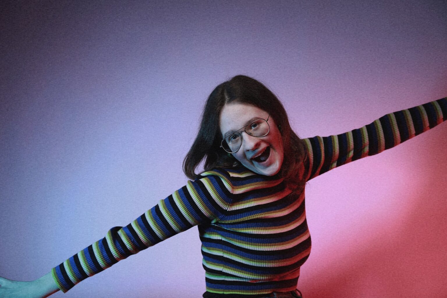 Jaunųjų kūrėjų kalvės „Sidabrinis Nevėžis“ Metų literatės skulptūrėlę atsiėmusi panevėžietė Marija Vaičikonytė – jautri, kukli, meniška, poetiška, lyriška.